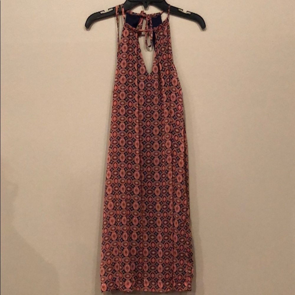 Patterned sleeveless dress, silky material.